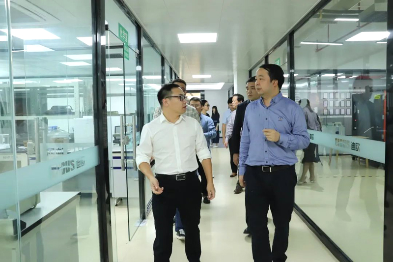 ▲参观迪欧家具集团品质检测中心